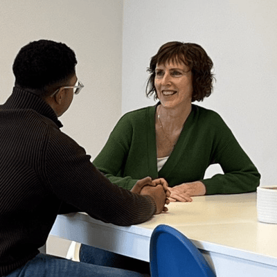 'Een laagdrempelig gesprek over het omgaan met angst en stress, wat de persoonlijke en professionele begeleiding van de coach benadrukt.'